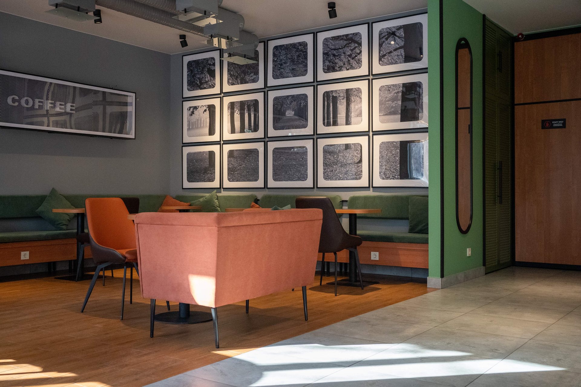 Интерьер Gagarin Coffee: зелёные диваны, терракотовые кресла и фотографии